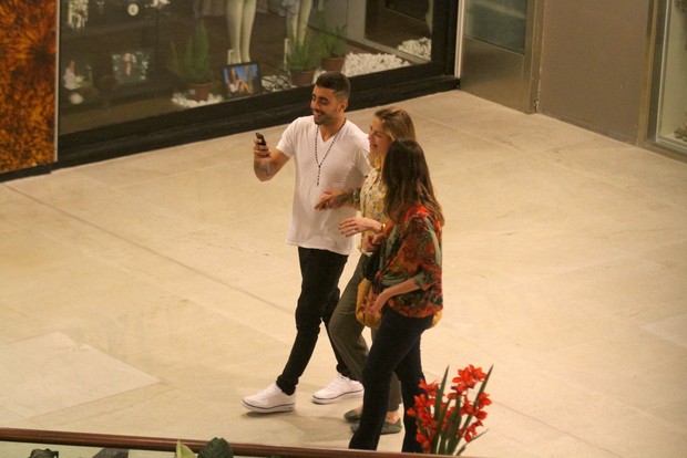 Pedro Scooby e Luana Piovani passeiam de mãos dadas em shopping no Rio (Foto: Daniel Delmiro / AgNews)
