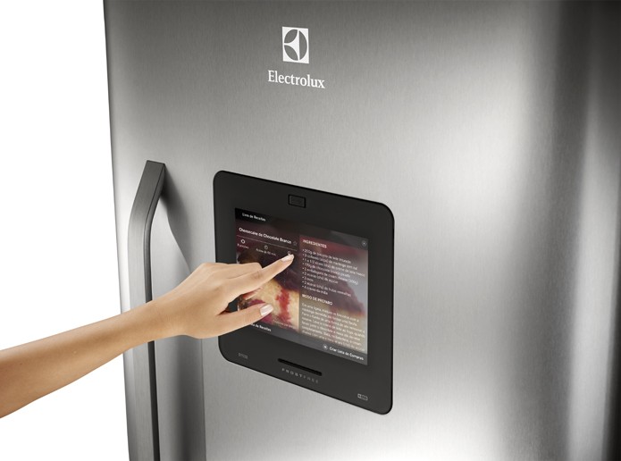 Geladeira possui aplicativos para ajudar o usuário a se alimentar melhor (foto: Divulgação/Electrolux)