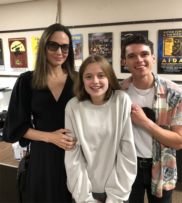 Angelina Jolie e Vivienne aproveitaram peça de teatro juntas na Filadélfia e tiraram foto com o protagonista, Anthony Norman (Foto: Reprodução / Twitter)