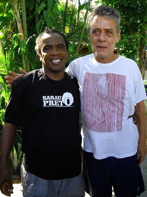 Chico Buarque e Mombaça - cantores gravaram trecho de clipe contra racismo no futebol (Foto: Carlos Júnior)