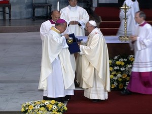 Francisco presenteia Dom Orani Tempesta com um cálice na missa na Catedral Metropolitana do Rio de Janeiro (Foto: globo news)