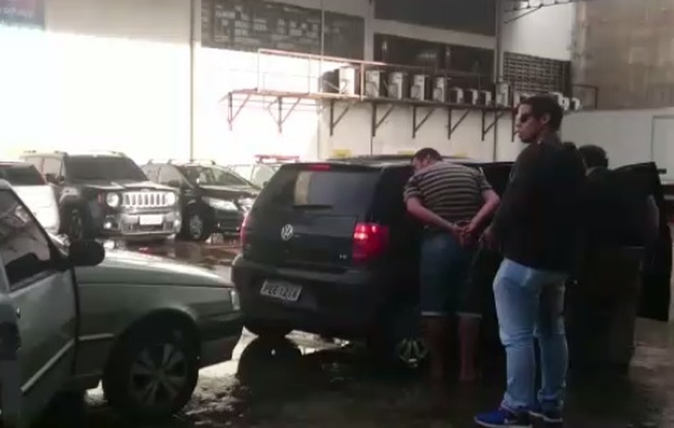 Detidos pela Polícia Civil foram levados para a sede do Depatri, no Recife (Foto: Ascom/Polícia Civil)