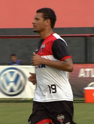 Willian Arão, volante do Atlético-GO (Foto: Reprodução/TV Anhanguera)