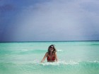 Luma Costa toma banho de mar em lua de mel nas Maldivas