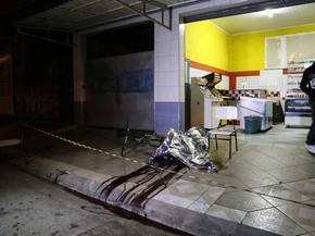 Um corpo é visto após uma série de ataques em ruas de Osasco, na Grande São Paulo, na noite de quinta-feira (13). Vinte e três pessoas foram baleadas em Osasco e outras três em Barueri. Os ataques aconteceram em 10 pontos diferentes dos dois municípios (Foto: Edison Temoteo/Futura Press/Estadão Conteúdo)