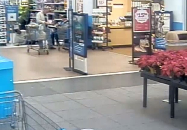 Homem fingiu ataque cardaco perto da sada da loja (Foto: Reproduo/YouTube/Polk Sheriff)