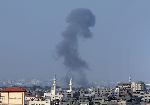 Fumaça é vista na Faixa de Gaza pouco antes de trégua de 72 horas entrar em vigor nesta terça-feira (5) (Foto: Lefteris Pitarakis/AP)
