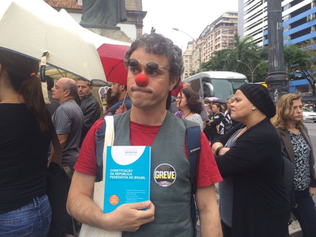 Manifestante protesta contra pacote de austeridade do governo do Rio (Foto: Patrcia Teixeira/G1)