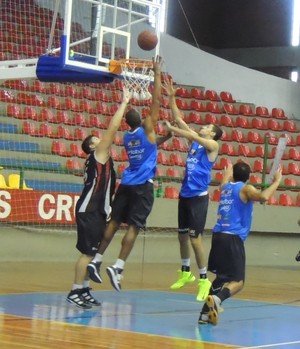 Treino Mogi das Cruzes basquete (Foto: Thiago Fidelix)