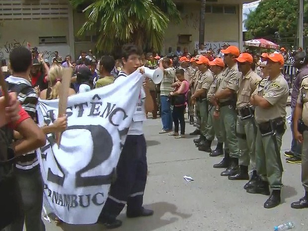 Pequeno protesto no desfile militar do 7 de setembro (Foto: Reprodução / TV Globo)