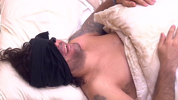 Ilmar, do BBB17, ri enquanto dorme (Foto: TV Globo)