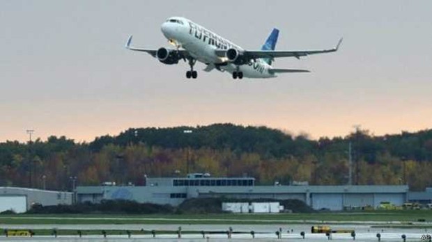 Apesar do medo de contágio em aviões, o risco é muito baixo, dizem especialistas (Foto: BBC)
