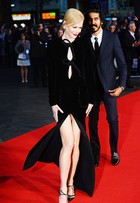 Nicole Kidman aposta em fenda profunda e se enrola em red carpet