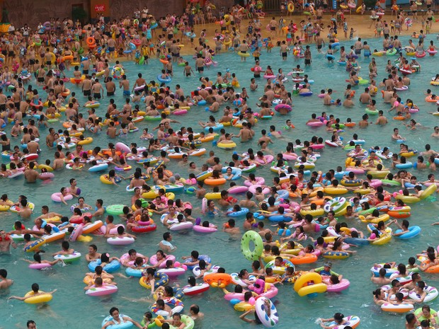 Chineses em parque aquático por conta de onda de calor (Foto: STR/AFP)