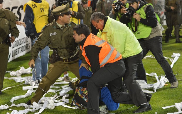 confusão jogo Huachipato Grêmio (Foto: AFP)