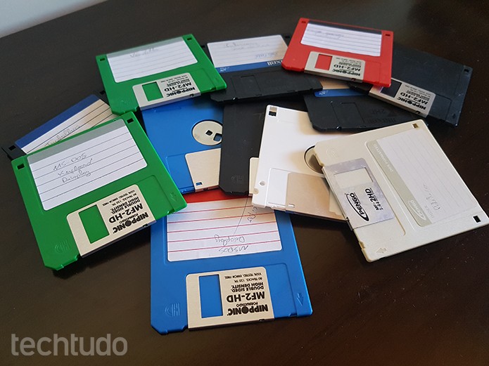 Disquetes eram os "pendrives" da década: extremamente frágeis, só aceitavam 1,44 MB de dados - muito menos do que um único arquivo MP3  (Foto: Filipe Garrett/TechTudo)
