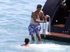 Cinta não impede Neymar de mergulhar no mar de Ibiza