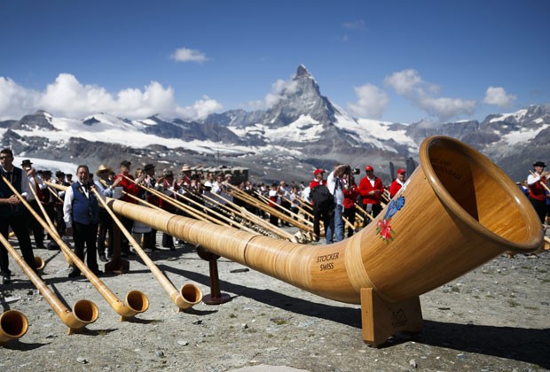 Músicos suíços bateram neste sábado (17) o recorde mundial de performance do alphorn, instrumento típico dos Alpes suíços, com 508 pessoas tocando-o ao mesmo tempo  (Foto: Keystone,Valentin Flauraud/AP)