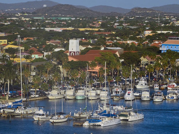 Porto em Orangestad, capital de Aruba (Foto: Luis Acosta/AFP)