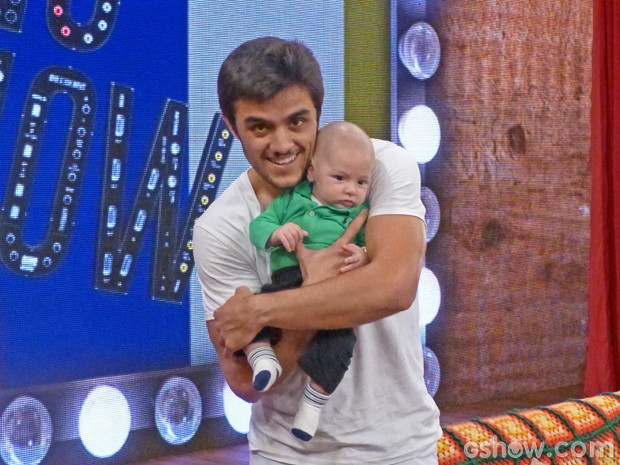 Felipe Simas posa com o recém-nascido, Joaquim, de três meses (Foto: Vídeo Show / TV Globo)