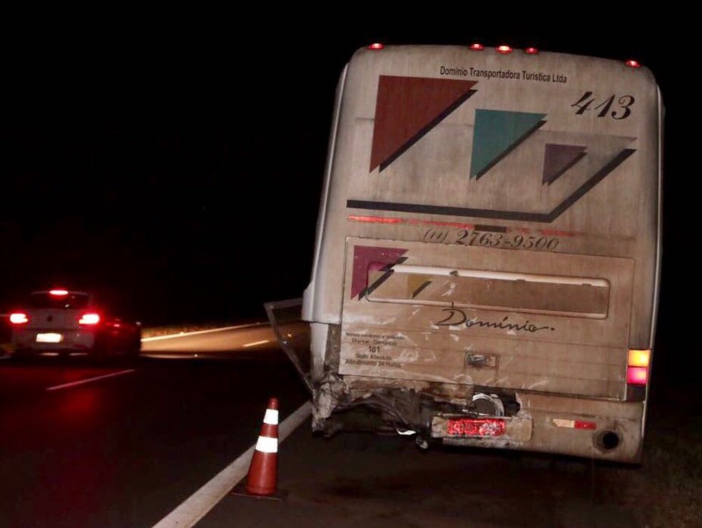 Motorista do ônibus rural não se feriu na colisão  (Foto: J. Serafim Show / Divulgação )