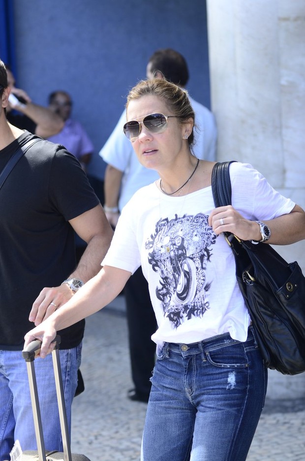 Adriana Esteves no aeroporto Santos Dumont (Foto: William Oda / Foto Rio News)