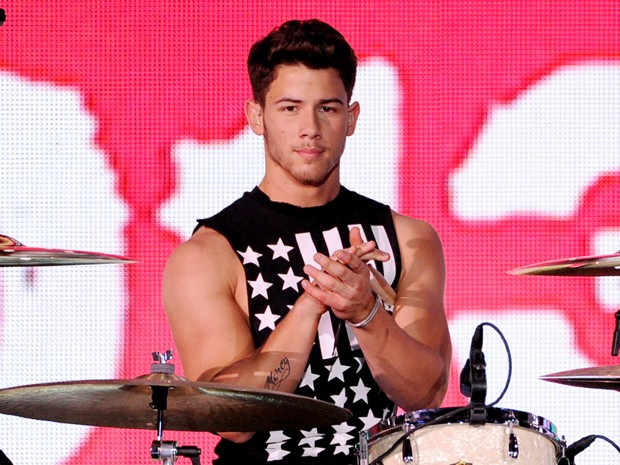 Nick Jonas no palco do Teen Choice Awards 2013, neste domingo (11) (Foto: Kevin Winter/Getty Images/AFP)