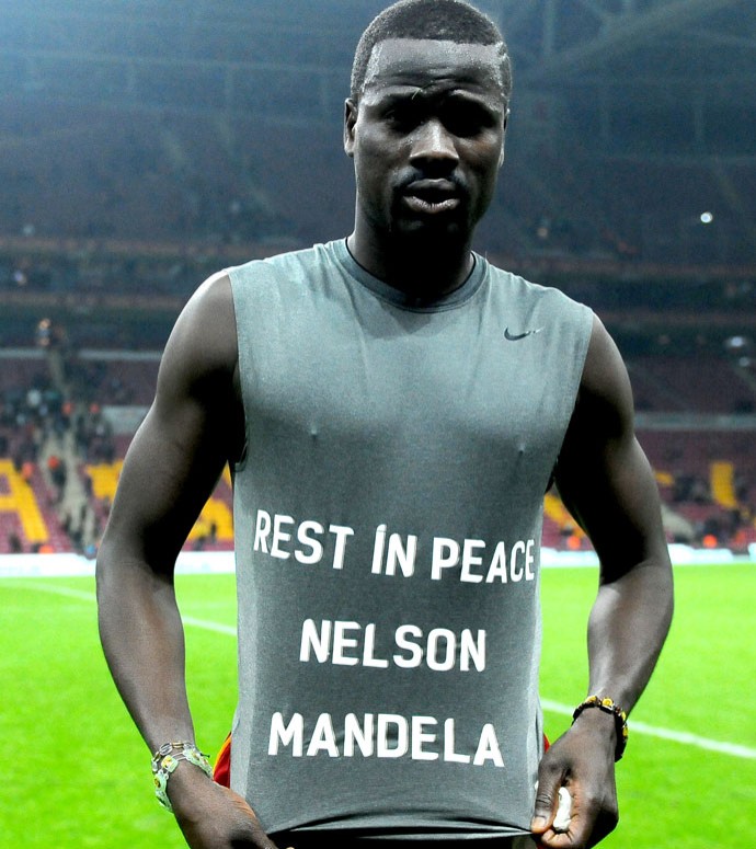 Eboue homenagem Mandela (Foto: AFP) Eboue homenagem Mandela (Foto: AFP)