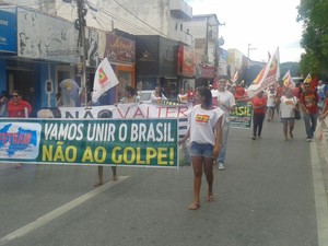 Manifestantes fizeram ato a favor da presidente Dilma Roussef e do ex-presidente Luiz Inácio Lula da Silva na manhã desta quinta-feira (17) em Patos (Foto: Felipe Valentim/TV Paraíba)