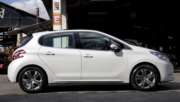 peugeot_208_9.jpg