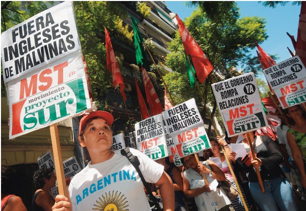 JOVENS APROVAM... Num protesto diante  da embaixada britânica no início do ano, manifestantes apoiam  a reivindicação  de soberania sobre  as Ilhas Malvinas, ressuscitada por Cristina  (Foto: Sergio Goya/AFP)