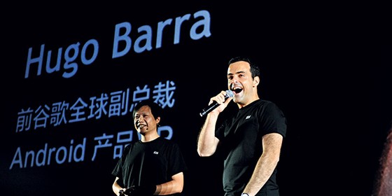 EXPANSÃO Lei Jun e Hugo Barra (à dir.) em apresentação na China. O desafio é replicar o sucesso em outros países (Foto: AP)