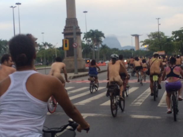 Ciclistas sem roupa na Pedalada Pelada (Foto: Cristina Boeckel/G1)