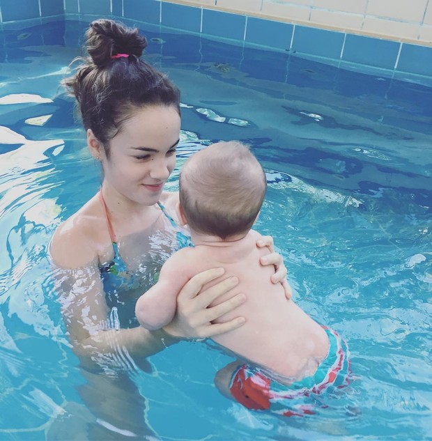 Cora e Tom, filhos de Carolina Kasting: menino em seu primeiro banho de piscina (Foto: Reprodução/Instagram)