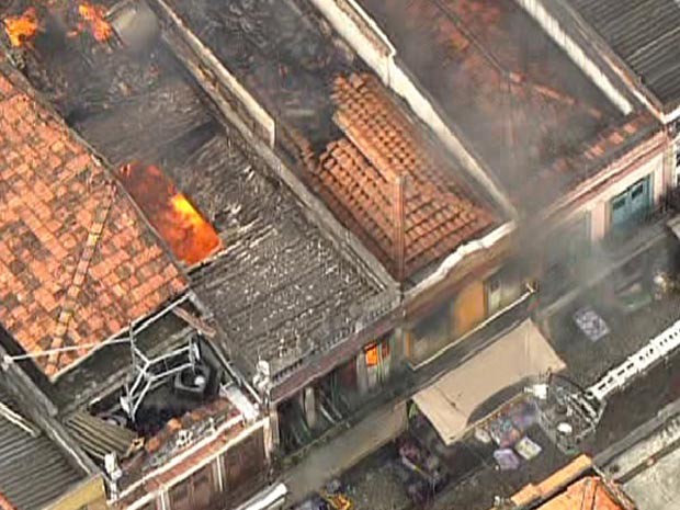 Fogo atinge lojas na Saara (Foto: Reprodução/TV Globo)