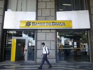 Homem em frente filial do Banco do Brasil no Rio de Janeiro.  (Foto: REUTERS/Pilar Olivares)