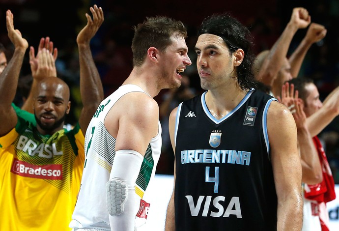 Tiago Splitter e Luis Scola Brasil X Argentina mundial de basquete (Foto: Agência AP)