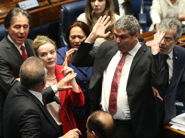 Os senadores Renan Calheiros (esq., de costas) e Lindbergh Farias (com os braços pra cima) batem boca durante sessão no segundo dia do julgamento do processo de impeachment da presidente afastada Dilma Rousseff, em Brasília (Foto: André Dusek/Estadão Conteúdo)