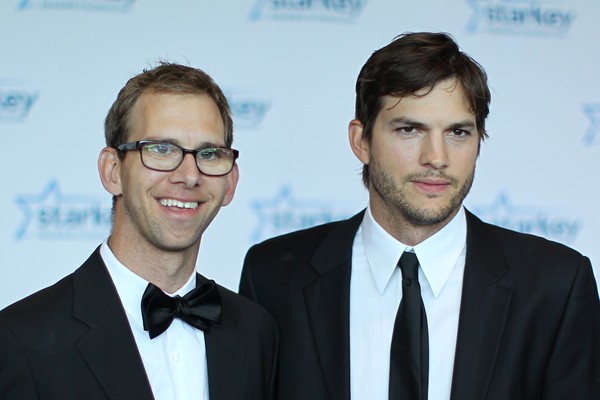 Quem sabia que Ashton Kutcher tinha um irmão gêmeo? Michael Kutcher diz que o ator é seu melhor amigo, e que ficou ao seu lado e o ajudou a superar os obstáculos causados por sua paralisia cerebral (Foto: Getty Images)