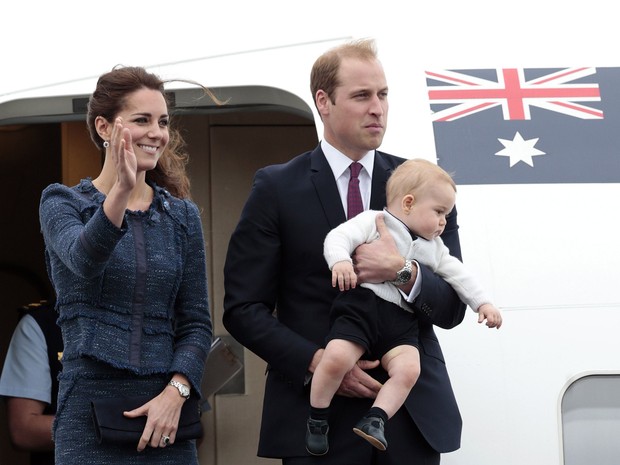 Príncipe William e Kate Middleton com o filho, George, deixam Wellington, na Nova Zelândia (Foto: Anthony Phelps/ Reuters)