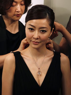 Modelo de Hong Kong usa o diamante em evento do dia 7 de maio (Foto: Bobby Yip/Reuters)