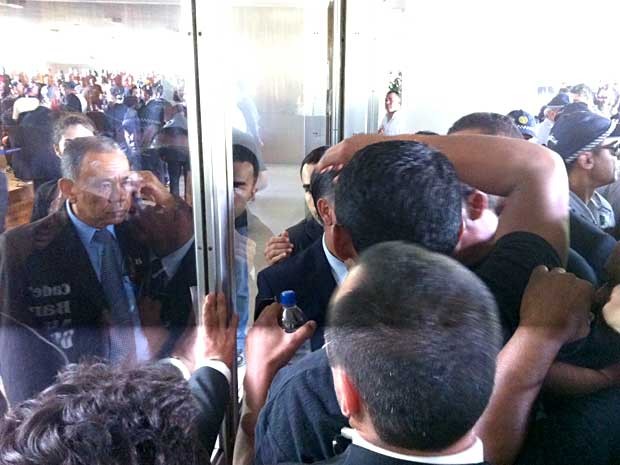 Policiais militares tentam entrar na Câmara dos Deputados, em Brasília (Foto: Isabella Formiga/G1)