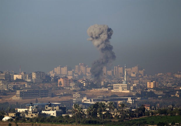 Prédio na Faixa de Gaza é atingido por ataque aéreo israelense. (Foto: Ariel Schalit/AP)