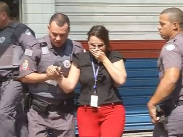 Refém é retirada da loja após suspeito se render (Foto: Reprodução / TV TEM) Refém é retirada da loja após suspeito se render (Foto: Reprodução / TV TEM)
