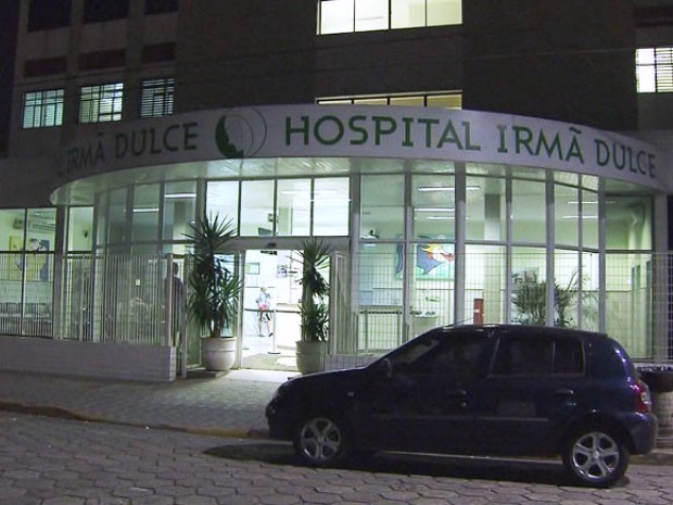 Criança foi encaminhada para hospital após ser atingida por impacto de raio (Foto: Reprodução/TV Tribuna)