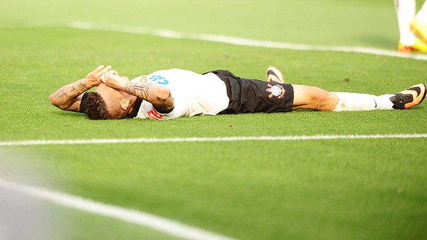 Paolo Guerrero Corinthians e Goias  (Foto: Marcos Ribolli)