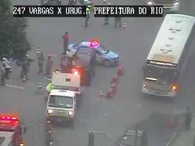 G1 Acidente Entre Carro E ônibus Deixa Um Ferido No Centro Do Rio