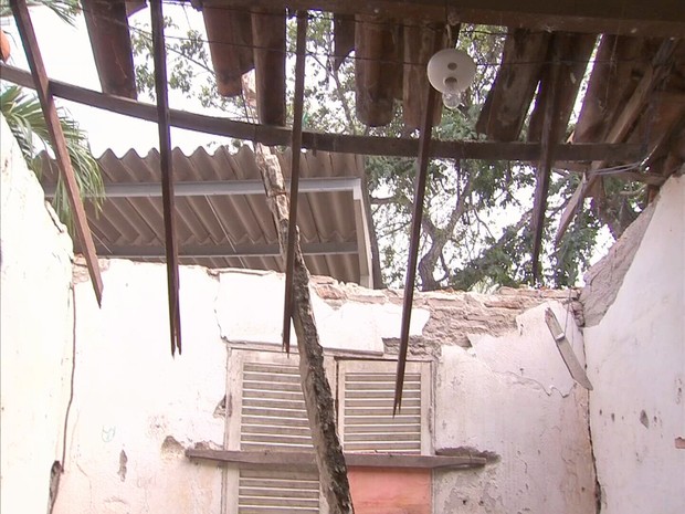 [Brasil] Helicóptero faz rasante e derruba telhado de casas em Fortaleza Desaba2