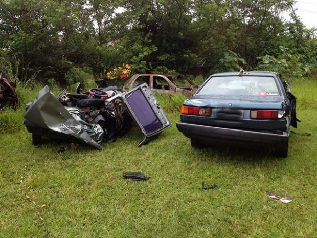 Acidente entre dois carros aconteceu na BR-376, em Califórnia (Foto: Alberto D'Angele/RPCTV) Acidente entre dois carros aconteceu na BR-376, em Califórnia (Foto: Alberto D'Angele/RPCTV)