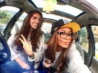 Estilosa, irmã de Neymar posa em carro com amiga